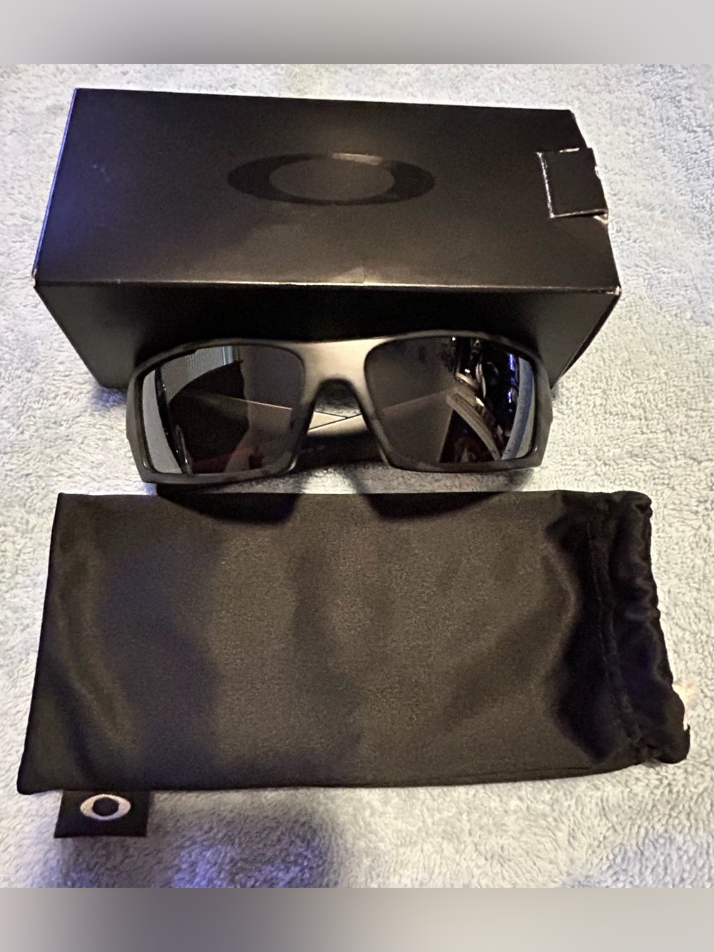 OAKLEY SUNGLASSES/“GASCAN”/BLACK & GREY W/ BOX AND SLIP POUCH/LIKE NEW!